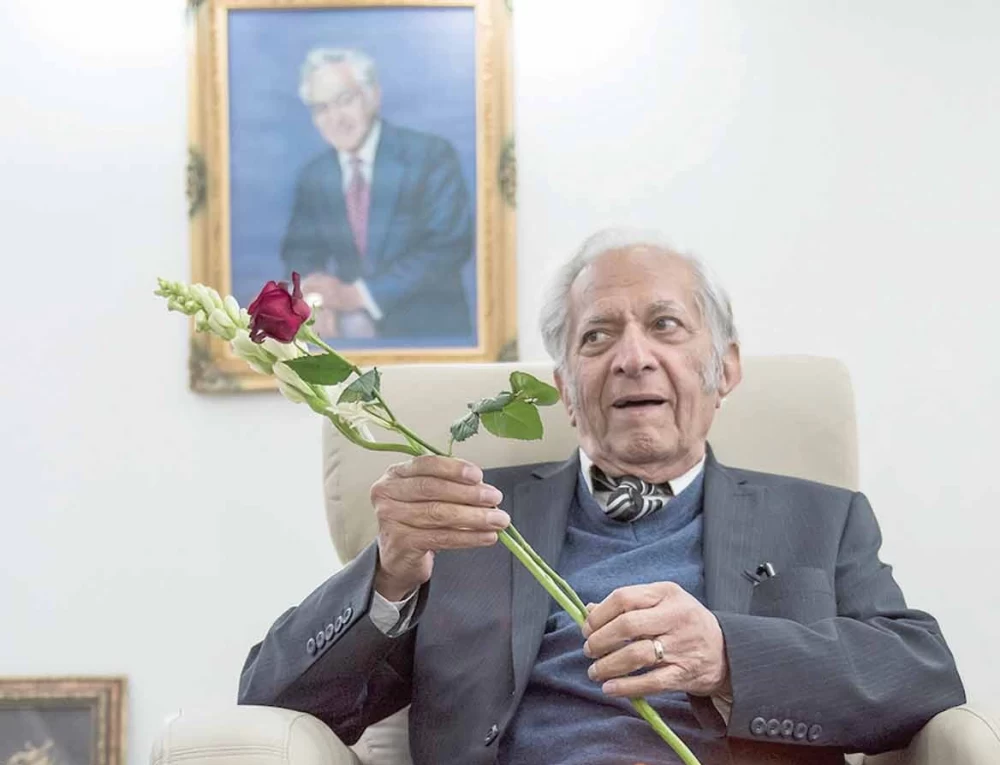 زندگینامه دکتر علی‌اصغر خدادوست | اسطوره چشم‌پزشکی ایران و جهان