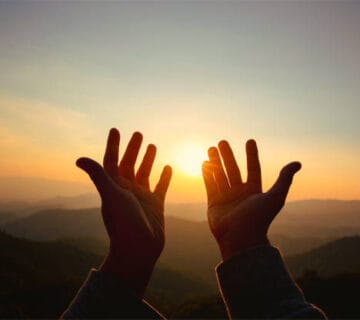 ثروتمند شدن یکی از صفات الهی