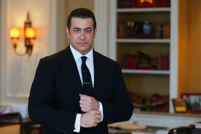 زندگی‌نامه برایان اعتماد: کارآفرین برجسته ایرانی در عرصه بین‌المللی