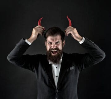 ترفندهای شیطان برای گمراهی انسان