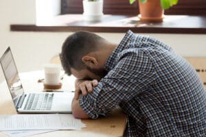 چرا همیشه احساس کمبود می کنیم؟