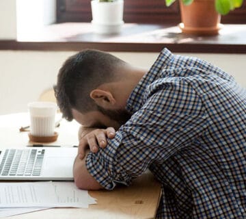 چرا همیشه احساس کمبود می کنیم؟