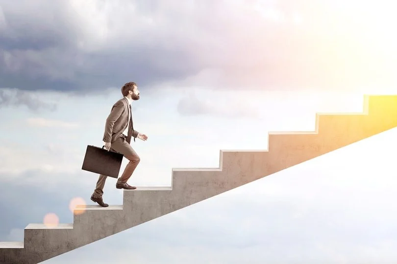 از «عرضهٔ هیچ کاری هم نداره» تا قهرمان زندگی خودت؛ راهنمای عملی موفقیت با ارصلان اسدی