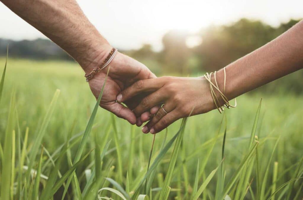 چگونه بدون پیشنهاد وارد رابطه شویم؟ راز جذب عشق حقیقی